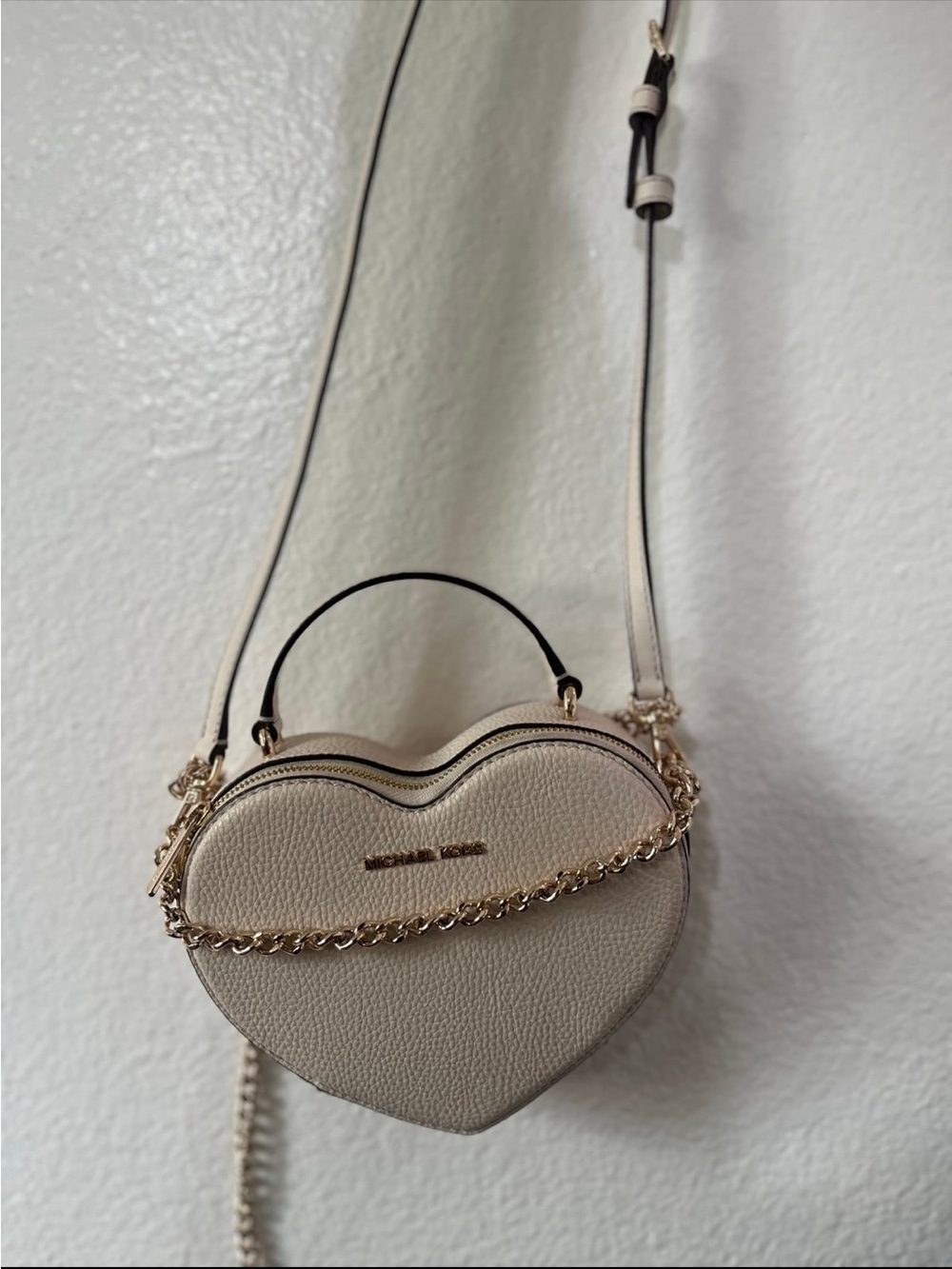 Michael Kors Heart Crossbody Bag in Light Cream with Gold Chain - Picture 7 of 8